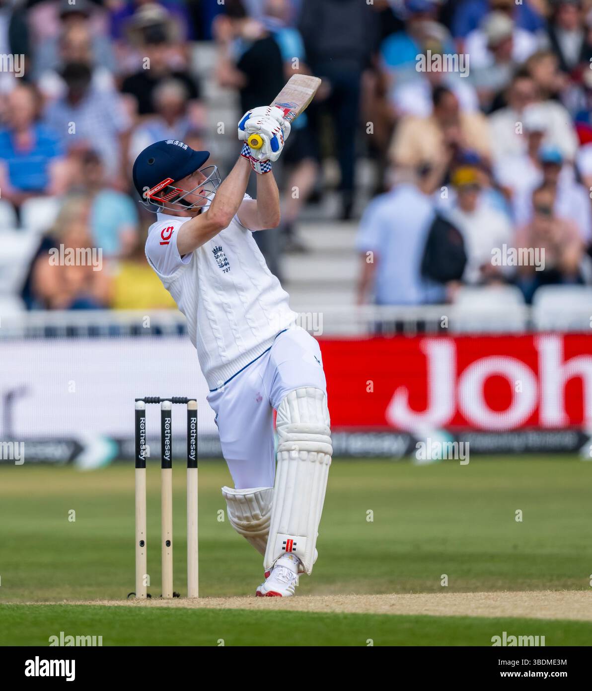 Harry Brook battant pour l'Angleterre le deuxième jour du Rothesay test match entre l'Angleterre et le Zimbabwe Banque D'Images