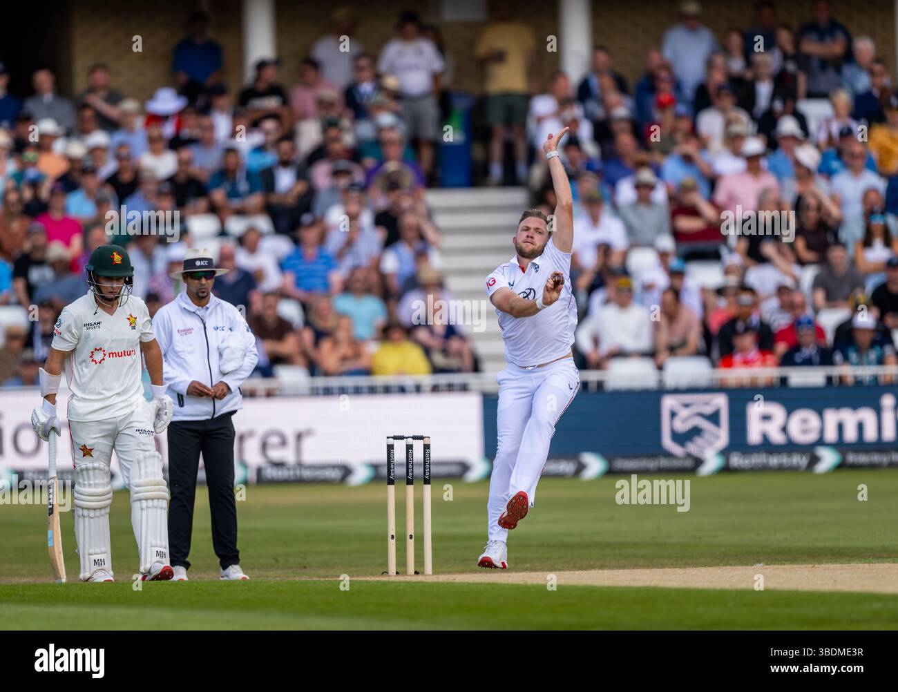 Sam Cook bowling pour l'Angleterre le deuxième jour du Rothesay test match entre l'Angleterre et le Zimbabwe Banque D'Images