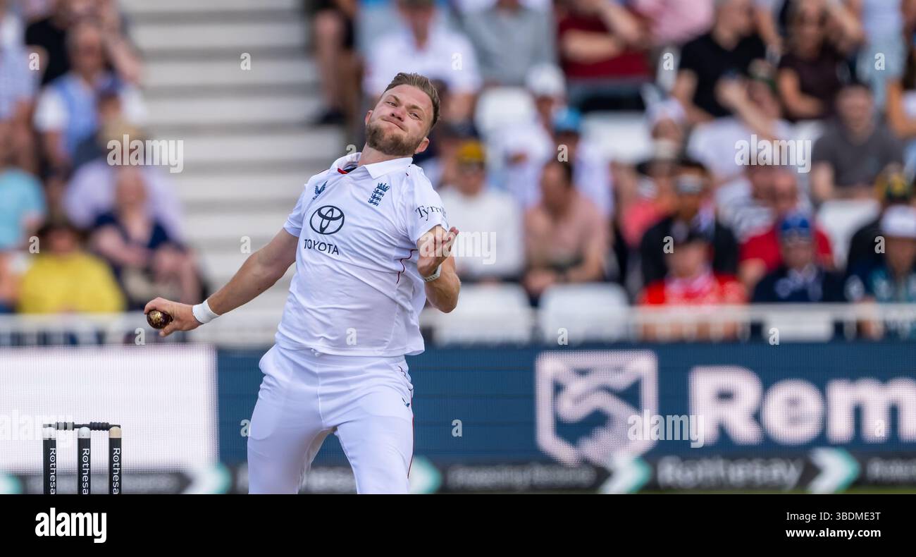 Sam Cook bowling pour l'Angleterre le deuxième jour du Rothesay test match entre l'Angleterre et le Zimbabwe Banque D'Images