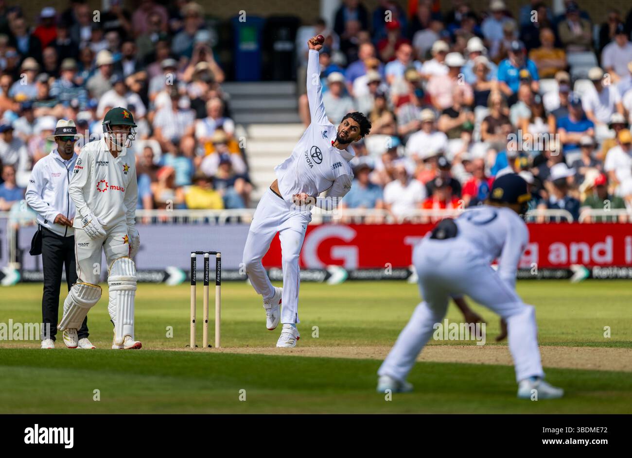 Shoaib Bashir bowling pour l'Angleterre le deuxième jour du Rothesay test match entre l'Angleterre et le Zimbabwe Banque D'Images