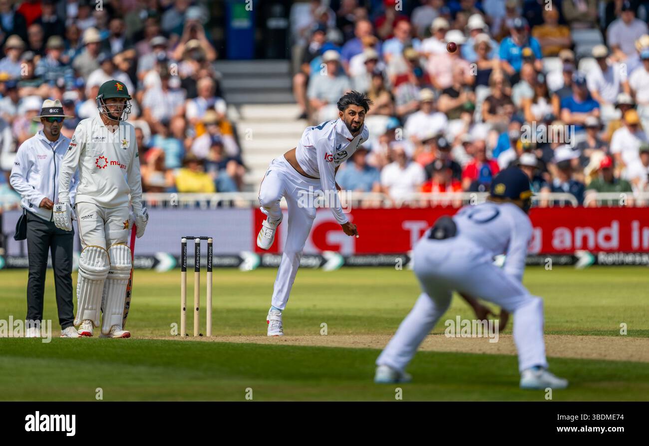 Shoaib Bashir bowling pour l'Angleterre le deuxième jour du Rothesay test match entre l'Angleterre et le Zimbabwe Banque D'Images
