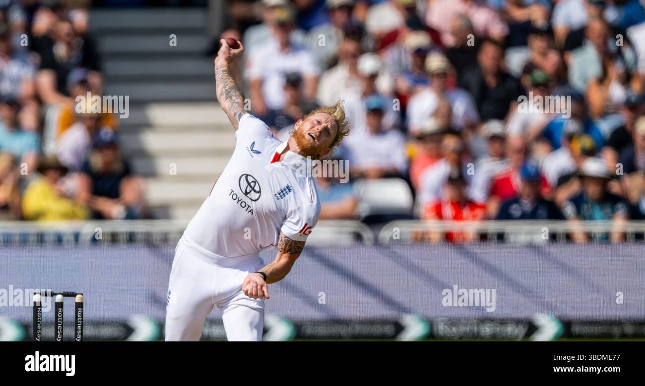 Ben Stokes bowling pour l'Angleterre le deuxième jour du Rothesay test match entre l'Angleterre et le Zimbabwe Banque D'Images