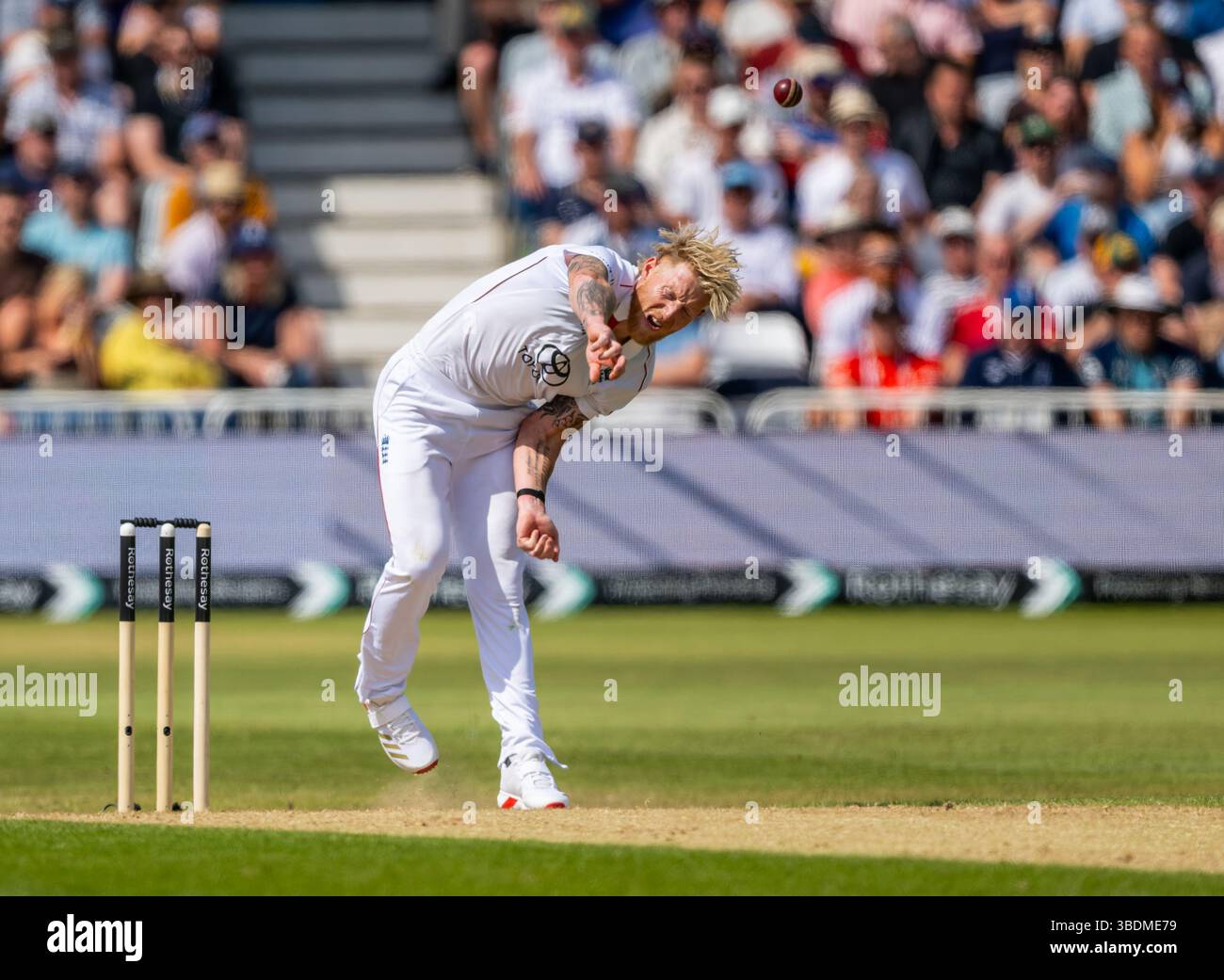 Ben Stokes bowling pour l'Angleterre le deuxième jour du Rothesay test match entre l'Angleterre et le Zimbabwe Banque D'Images