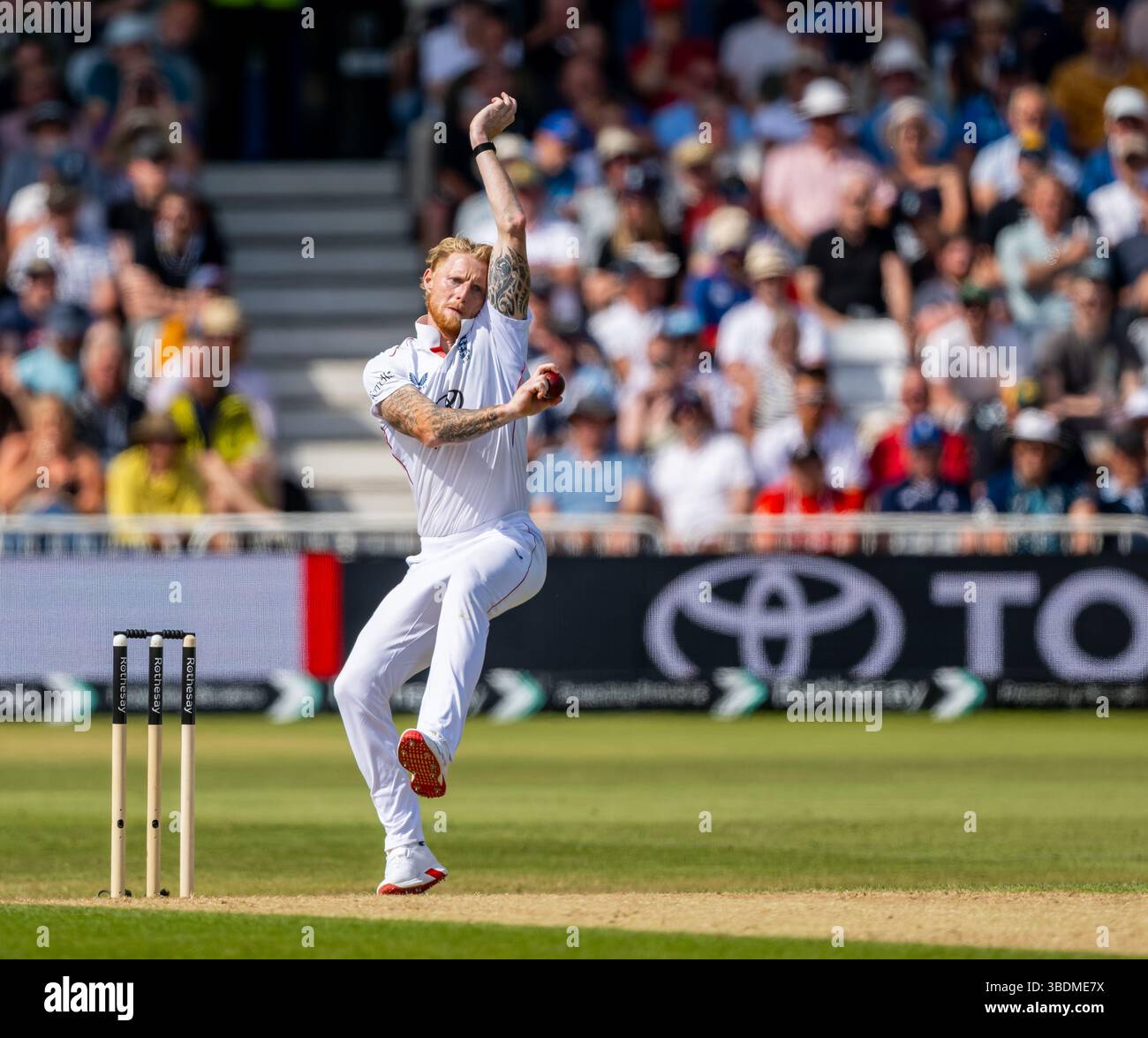 Ben Stokes bowling pour l'Angleterre le deuxième jour du Rothesay test match entre l'Angleterre et le Zimbabwe Banque D'Images