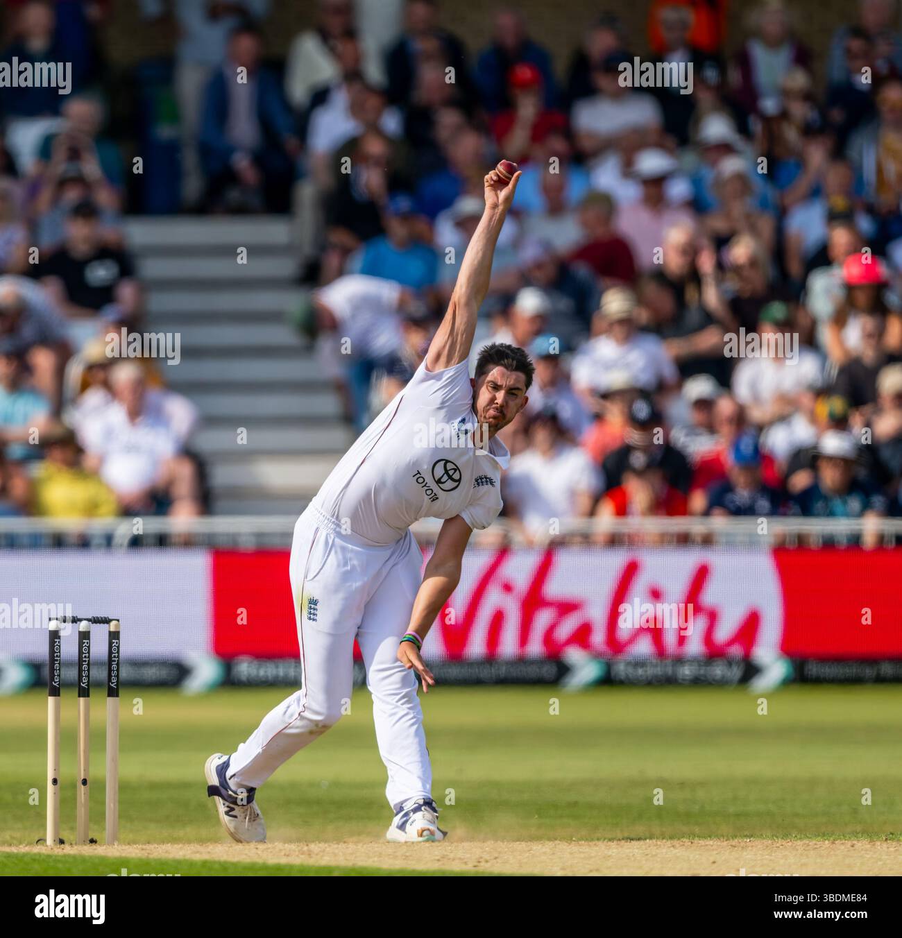Josh Tongue bowling pour l'Angleterre le deuxième jour du Rothesay test match entre l'Angleterre et le Zimbabwe Banque D'Images