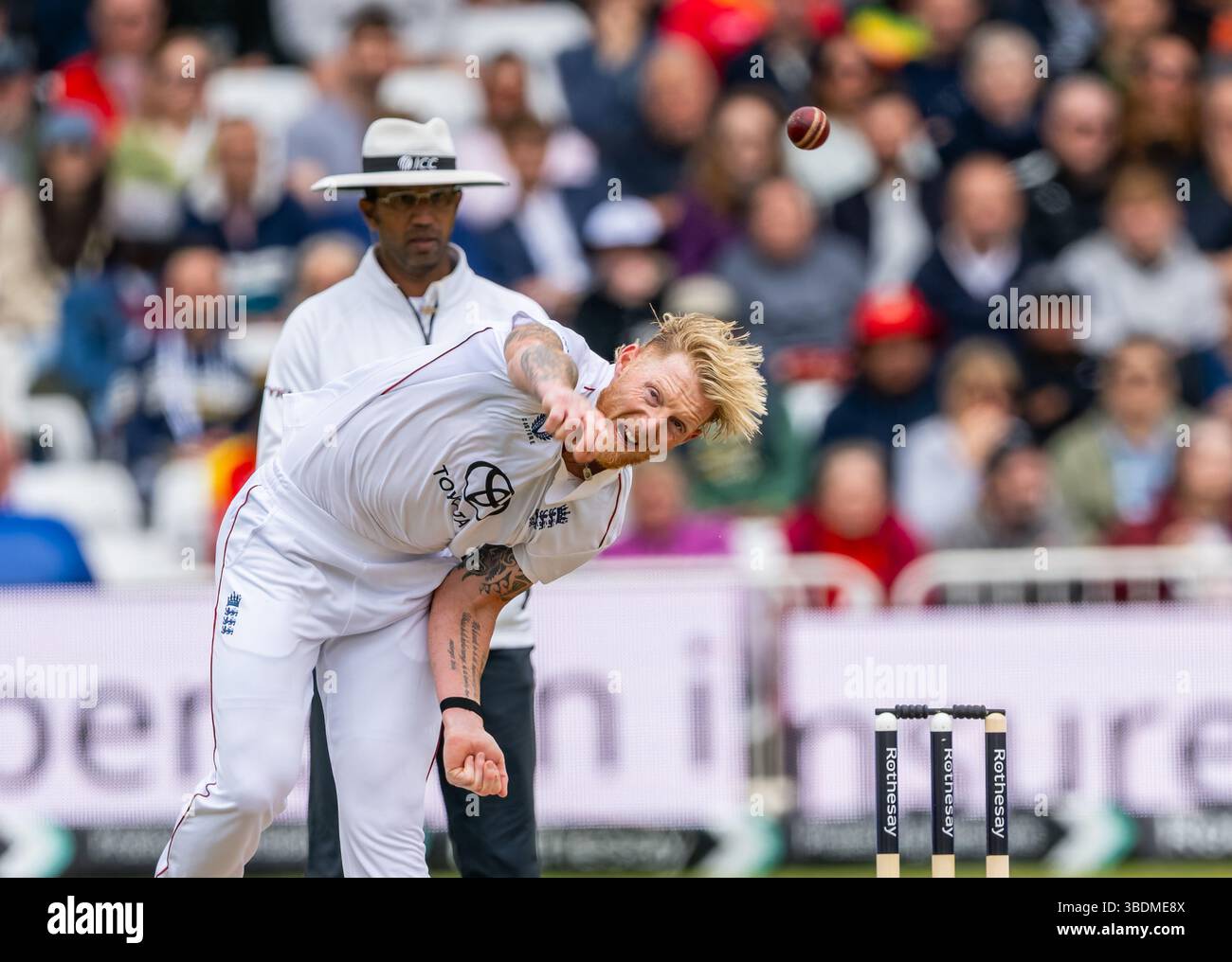 Ben Stokes bowling pour l'Angleterre le troisième jour du Rothesay test match entre l'Angleterre et le Zimbabwe Banque D'Images