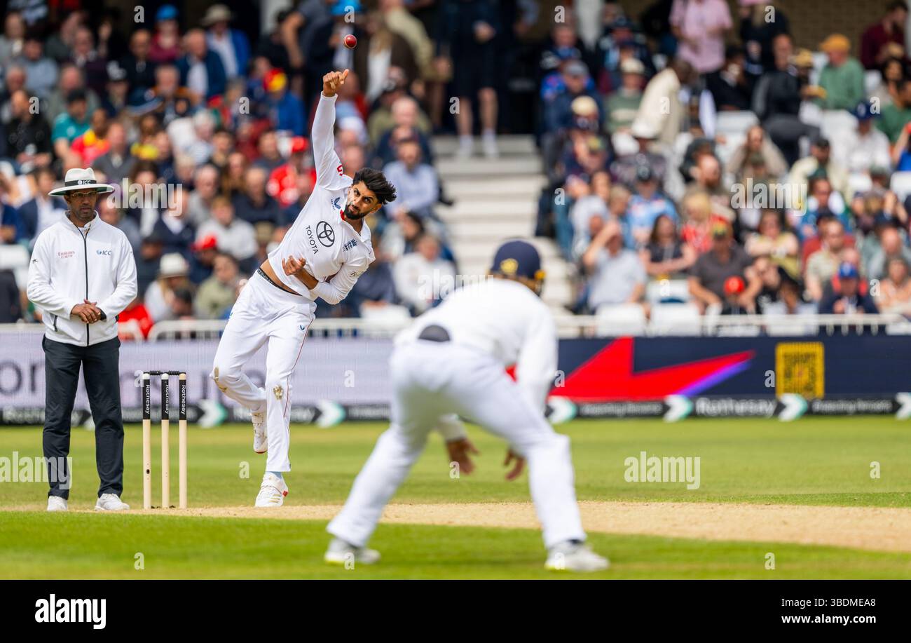 Shoaib Bashir bowling pour l'Angleterre le troisième jour du Rothesay test match entre l'Angleterre et le Zimbabwe Banque D'Images