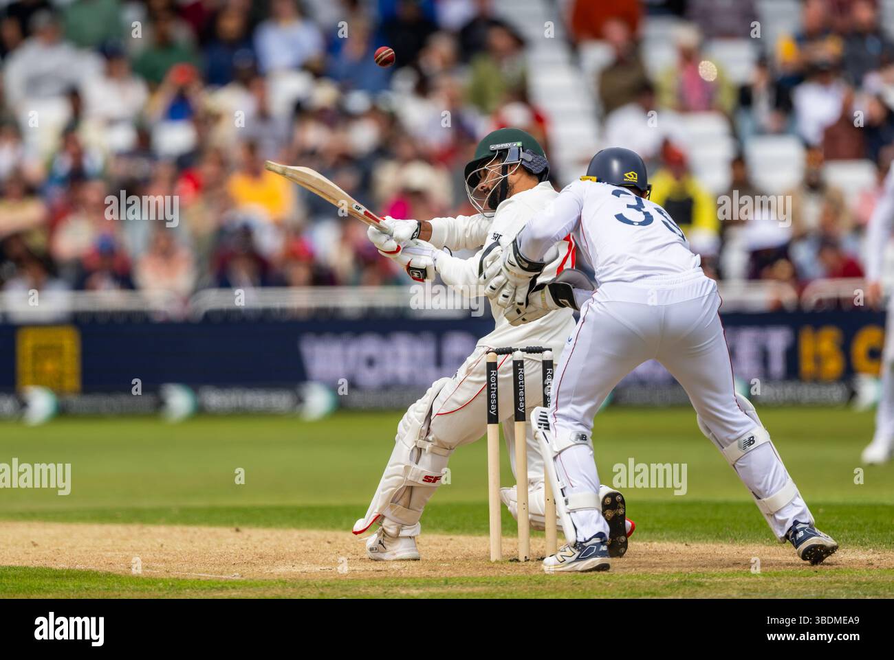 Sikandar Raza battant pour le Zimbabwe le troisième jour du Rothesay test match entre l'Angleterre et le Zimbabwe Banque D'Images