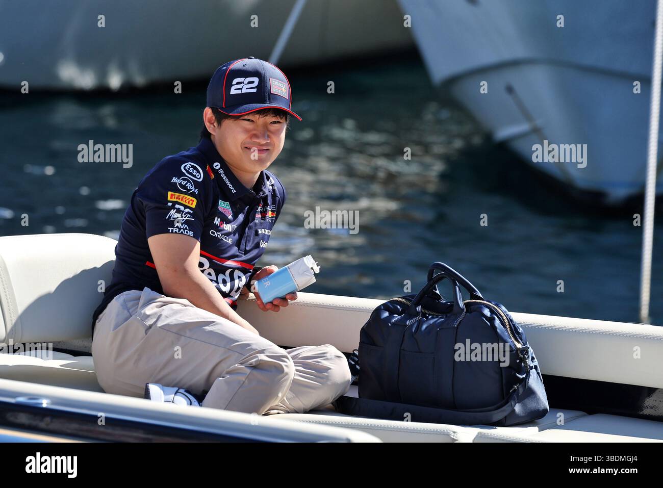 Monaco, Monte Carlo. 25 mai 2025. Yuki Tsunoda (JPN) Red Bull Racing sur un bateau dans le port. 25.05.2025. Championnat du monde de formule 1, Rd 8, Grand Prix de Monaco, Monte Carlo, Monaco, jour de la course. Crédit : James Moy/Alamy Live News Banque D'Images