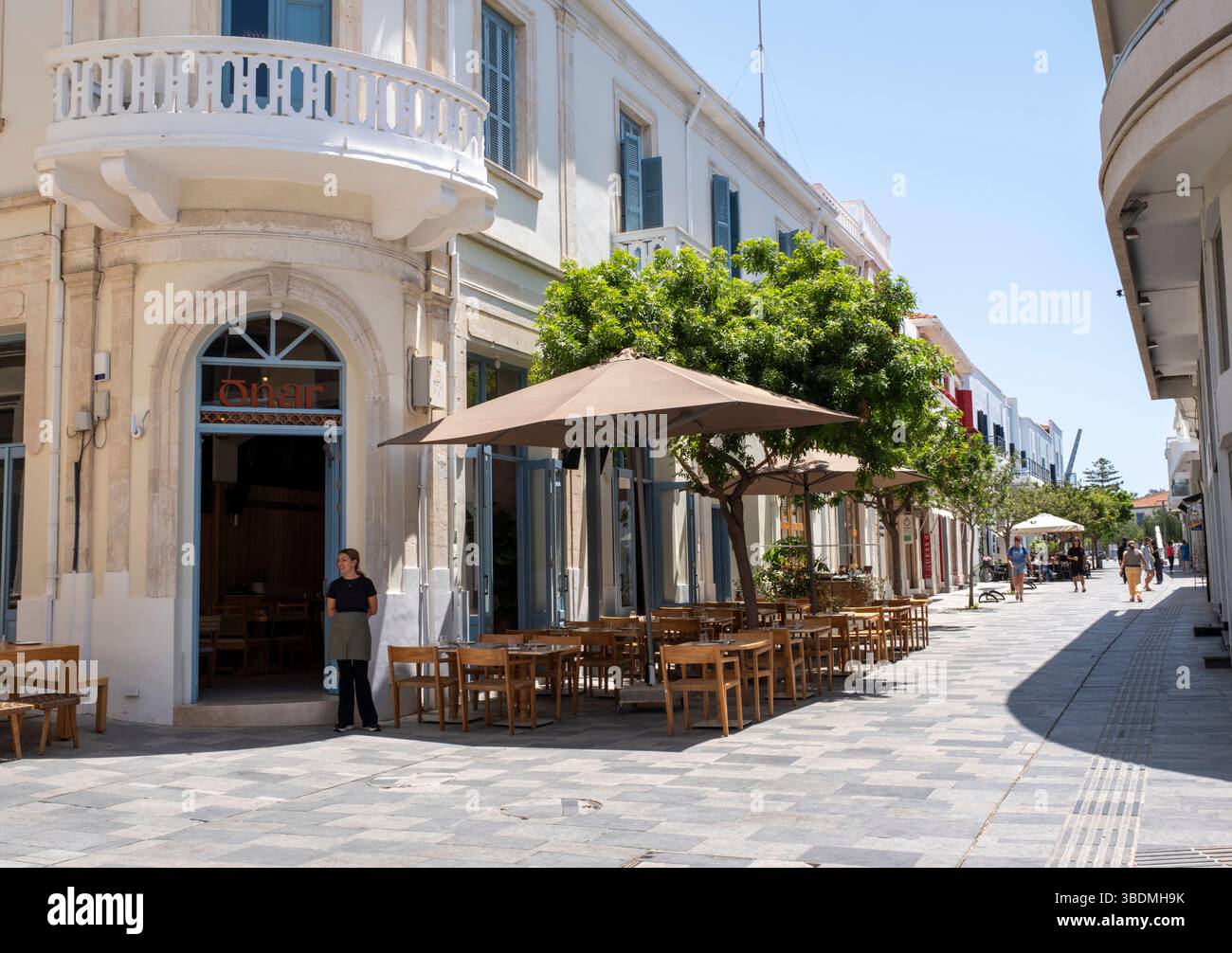 Zone piétonne Vladimirou Irakleous Street dans la vieille ville de Paphos, Chypre. Banque D'Images