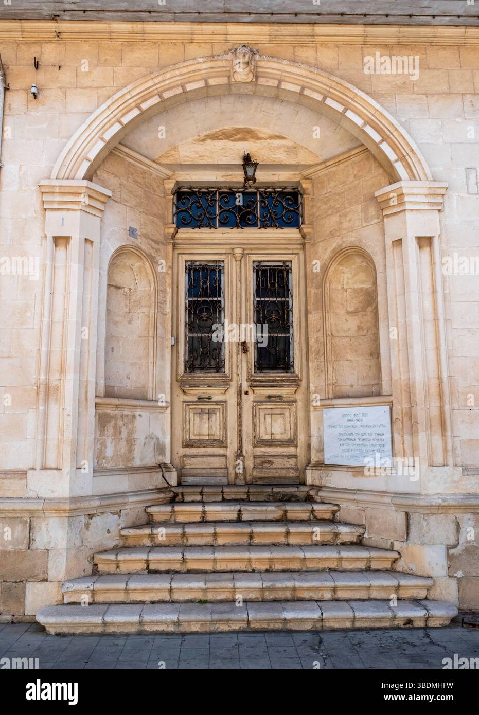 Porte traditionnelle en bois dans la vieille ville de Paphos, République de Chypre Banque D'Images