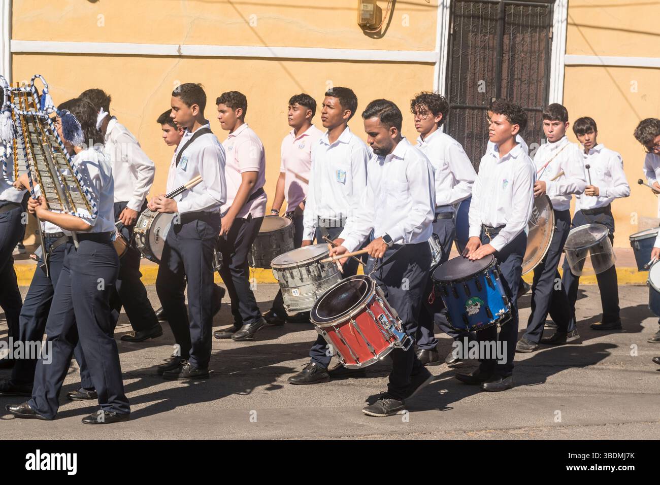 Procession funéraire. Groupe de musique marchant devant un corbillard tiré par un cheval à Grenade, Nicaragua Banque D'Images