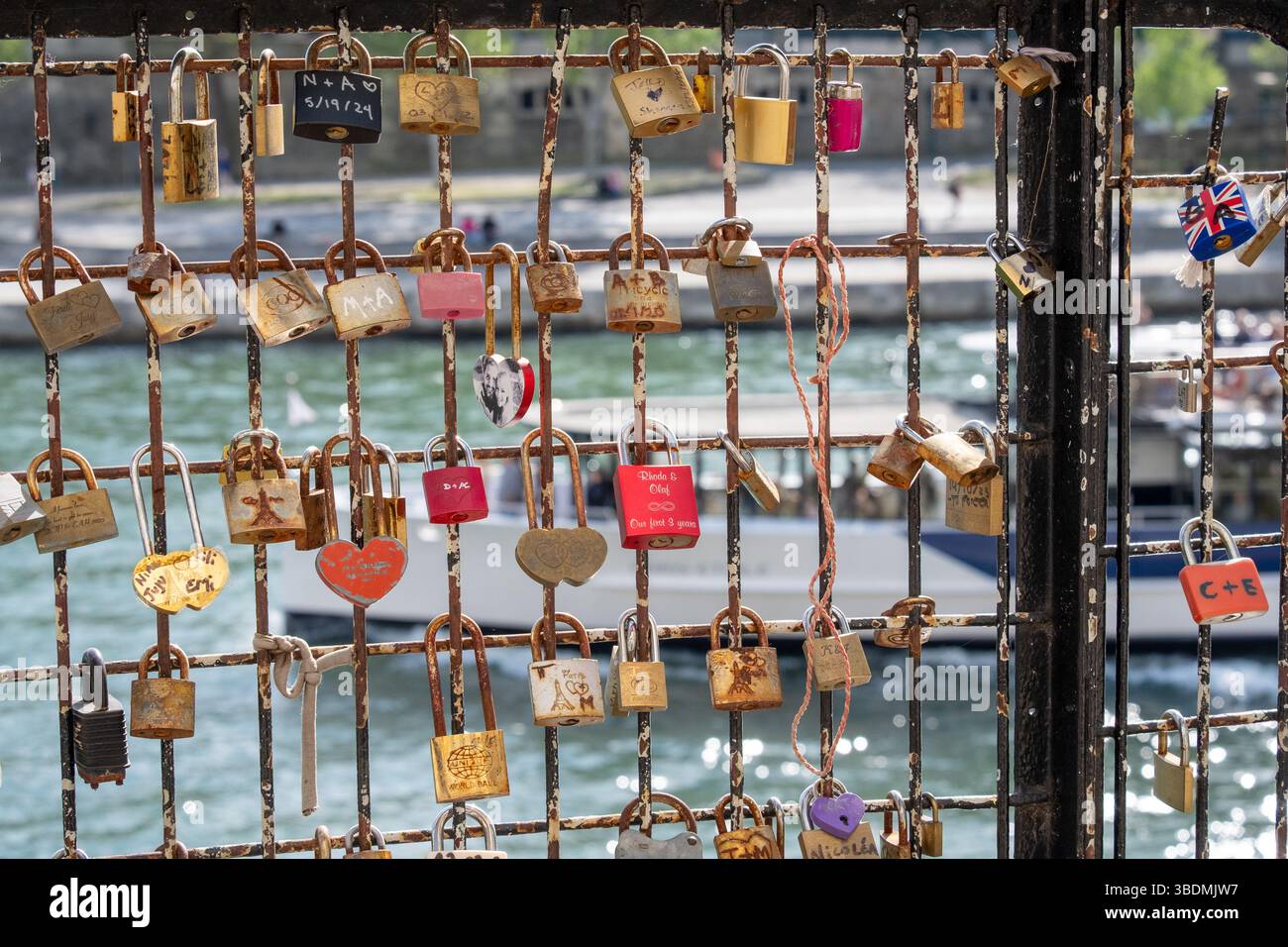 Des centaines de cadenas de différentes formes, tailles et couleurs couvrent une balustrade de pont, chacun représentant la promesse d'un couple d'amour éternel. Banque D'Images