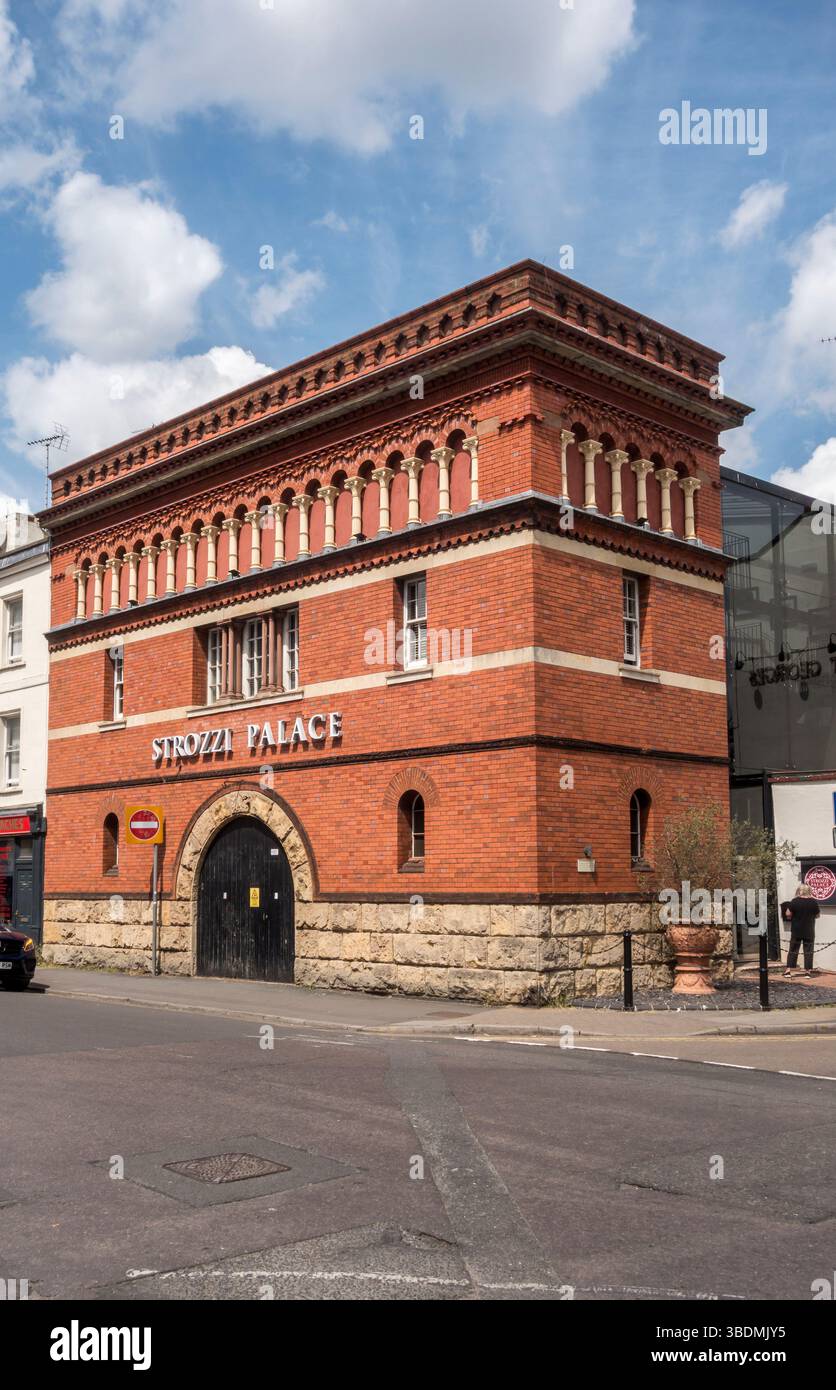 Le Strozzi Palace Hotel, Cheltenham. Construit en 1895 comme une sous-station électrique, sa conception est vaguement basée sur le 15c Palazzo Strozzi à Florence Banque D'Images