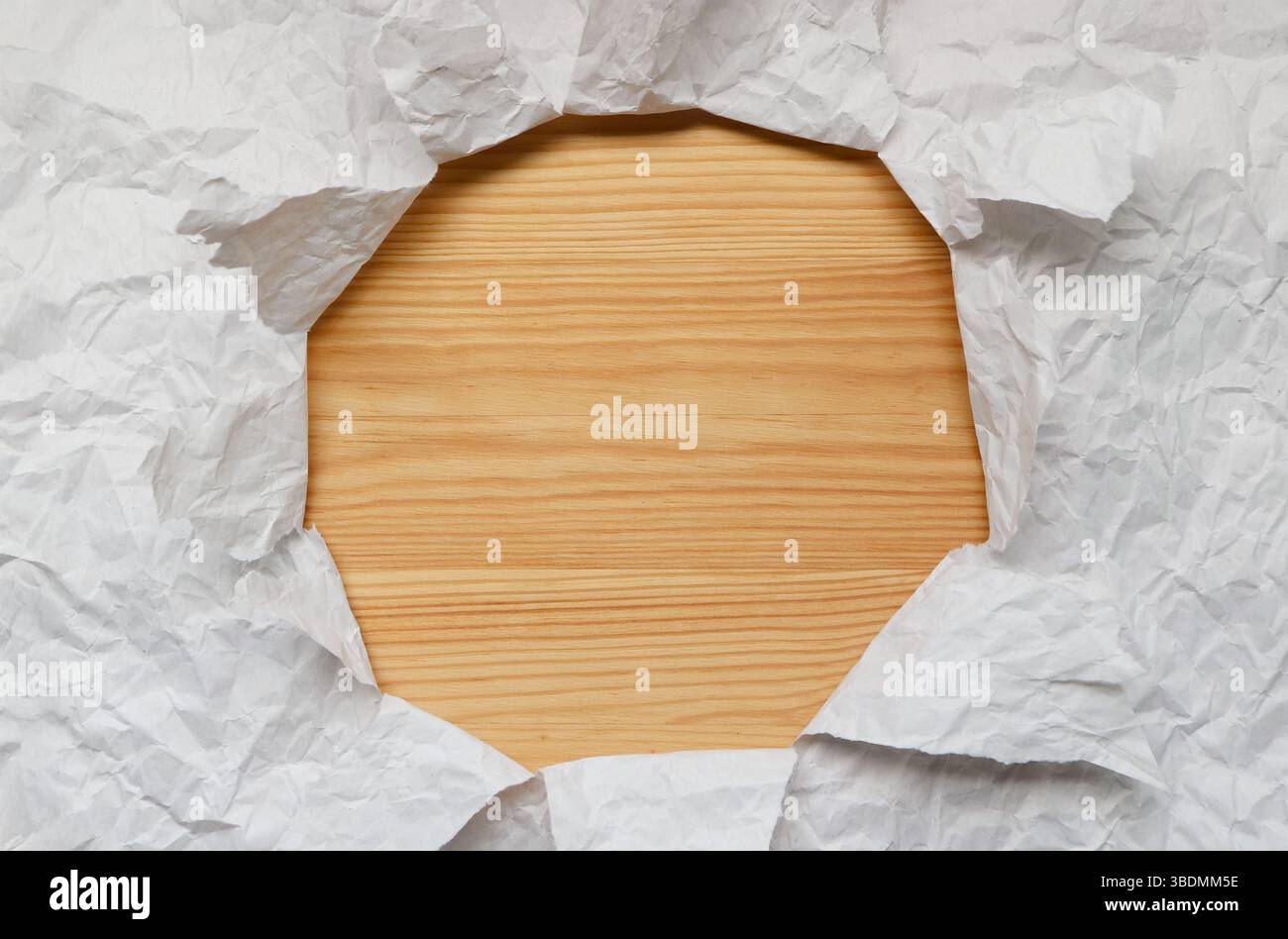 Cadre de papier déchiré avec espace de copie en bois Banque D'Images