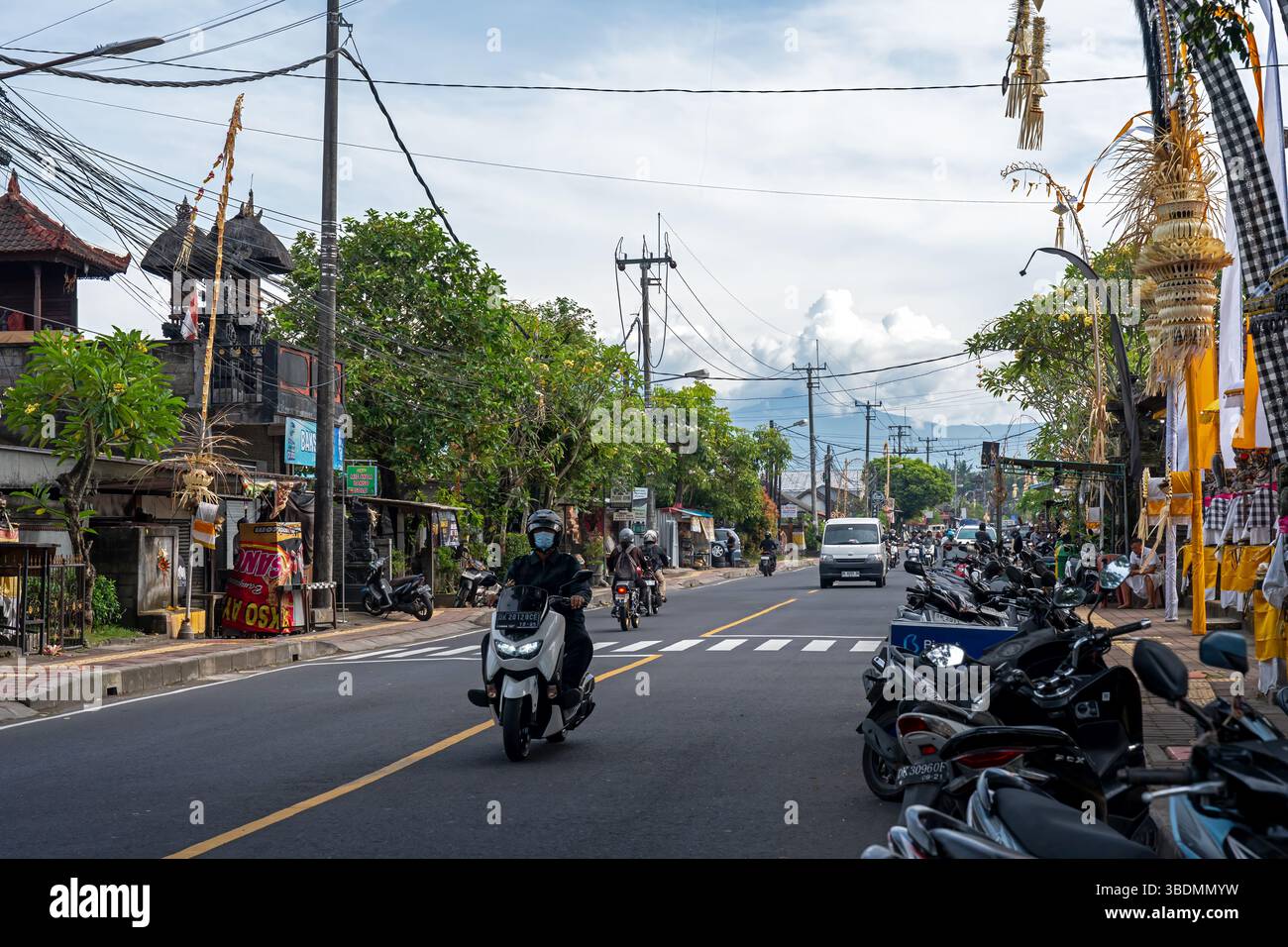 Denpasar, Bali, Indonésie - 08 mai 2025 : vue sur la rue avec Mt. Agung à Denpasar Bali, Indonésie. Banque D'Images