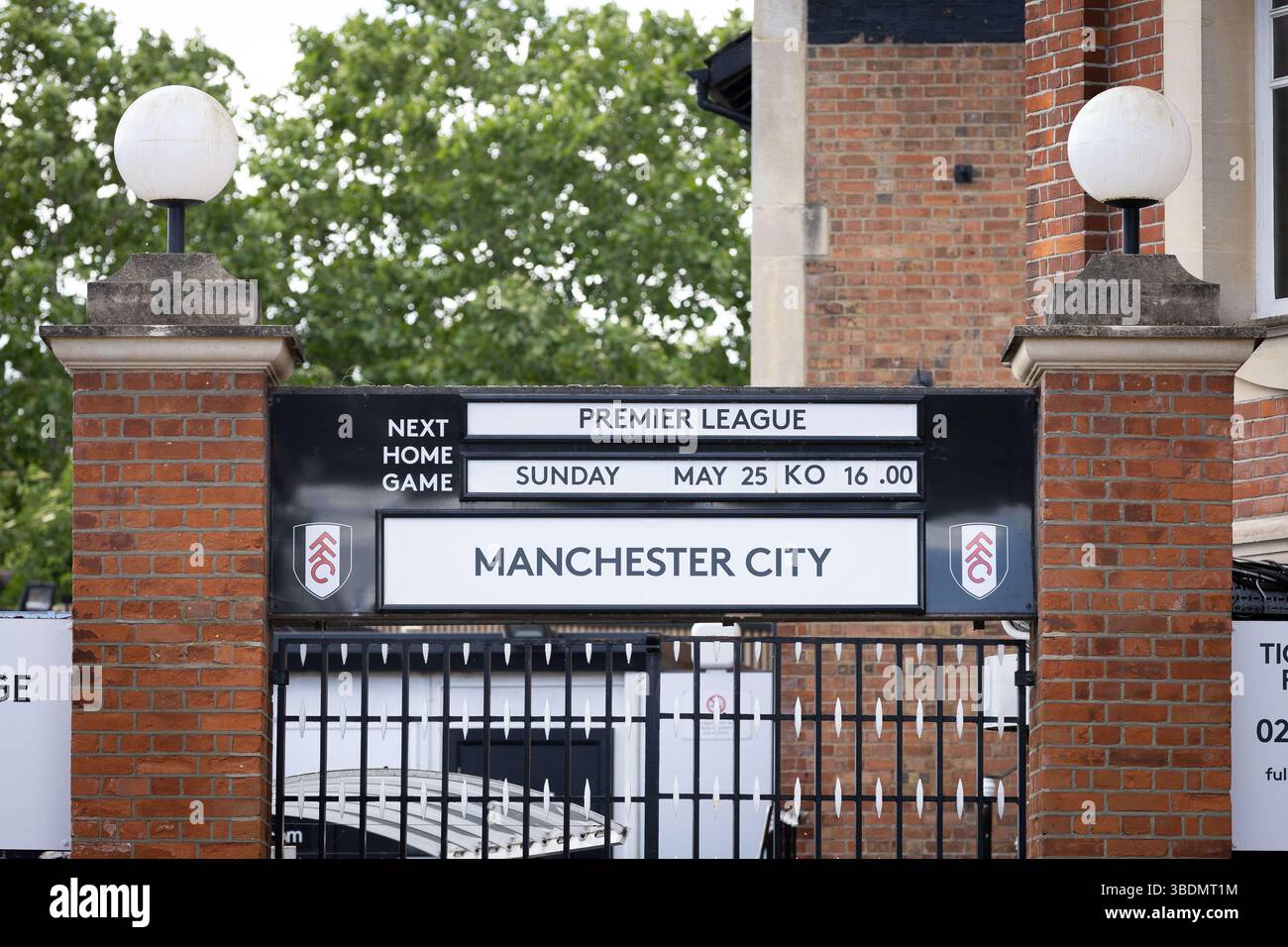 Londres, Royaume-Uni. 25 mai 2025. Vue générale du stade devant Craven Cottage avant le match de premier League anglaise du Fulham FC contre Manchester City FC à Craven Cottage, Londres, Angleterre, Royaume-Uni le 25 mai 2025 crédit : Ian Stephen/Every second Media crédit : Every second Media/Alamy Live News Banque D'Images