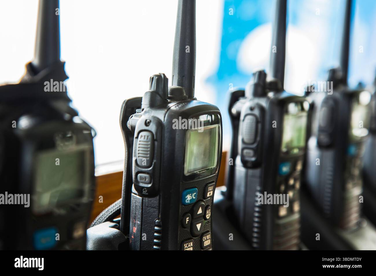 De nombreux talkies-walkies se tiennent dans les chargeurs et se chargent. Banque D'Images
