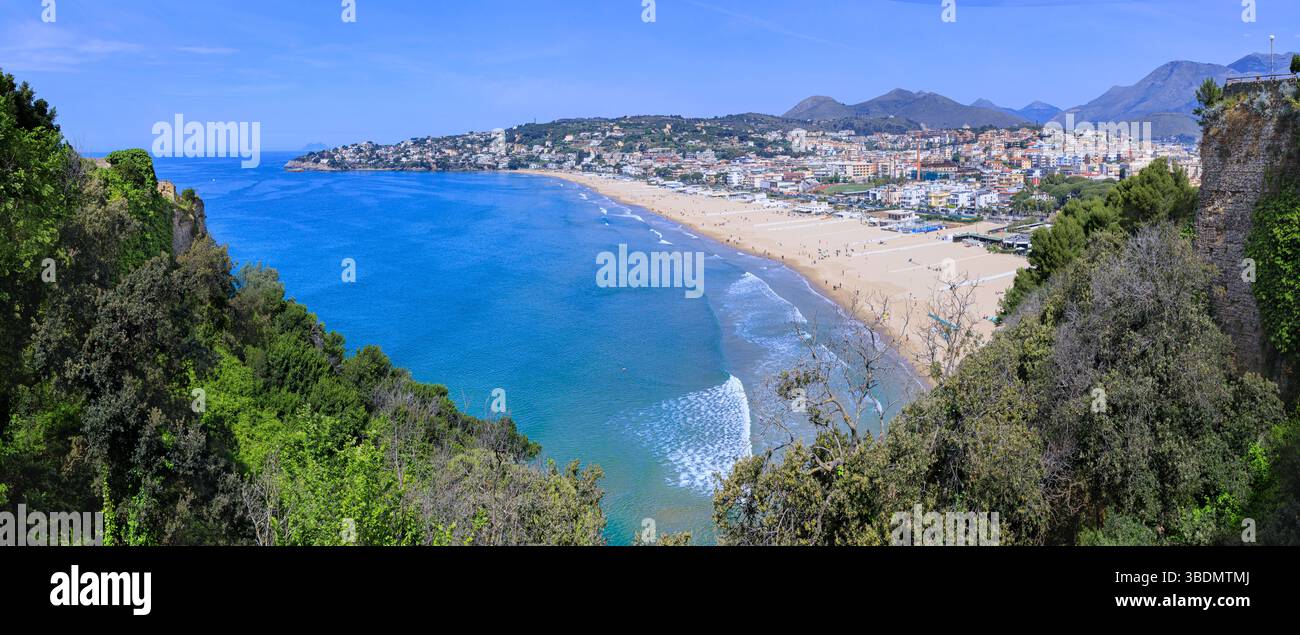 Vue panoramique de Gaeta dans le Latium, Italie : aperçu de la plage de sable de Serapo et du paysage urbain. Banque D'Images