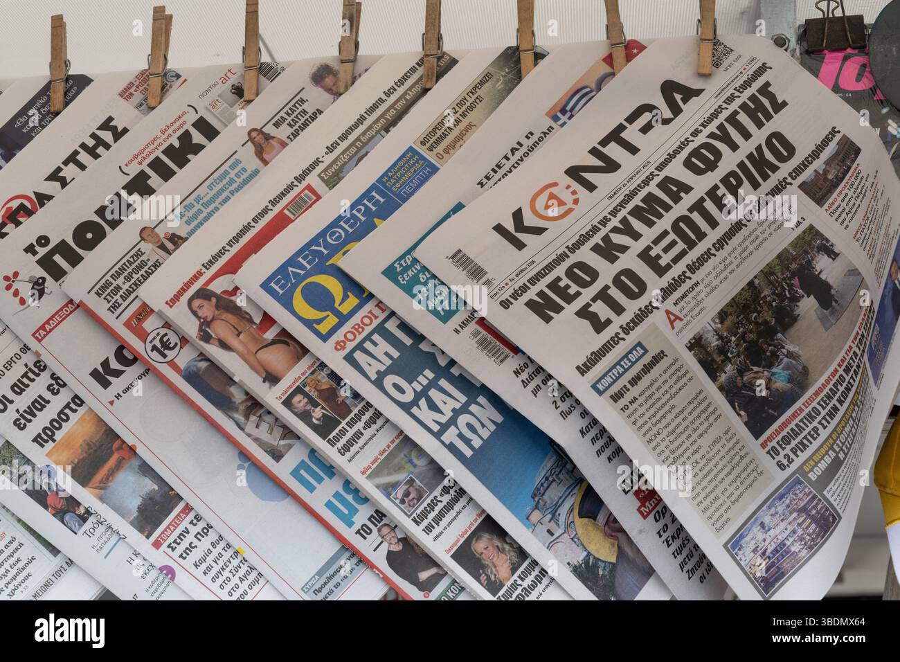 Athènes, Grèce. 24 avril 2025. Une sélection de journaux grecs imprimés à vendre à l'extérieur d'un kiosque de rue d'Athènes. (Photo de John Wreford/SOPA images/SIPA USA) crédit : SIPA USA/Alamy Live News Banque D'Images