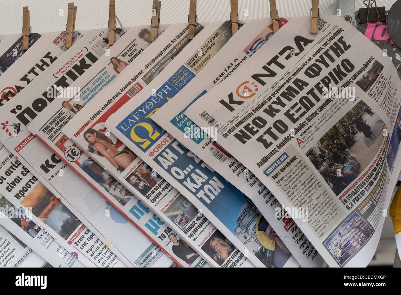 Athènes, Grèce. 24 avril 2025. Une sélection de journaux grecs imprimés à vendre à l'extérieur d'un kiosque de rue d'Athènes. (Crédit image : © John Wreford/SOPA images via ZUMA Press Wire) USAGE ÉDITORIAL SEULEMENT ! Non destiné à UN USAGE commercial ! Banque D'Images