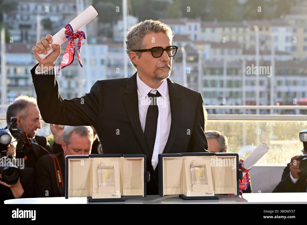 Kleber Mendonca Filho mit dem Preis für die beste regie BEI 'The secret agent' beim Photocall mit den Preisträgern auf dem Festival de Cannes 2025 / 78. Internationale Filmfestspiele von Cannes am Palais des Festivals. Cannes, 24.05.2025 Banque D'Images