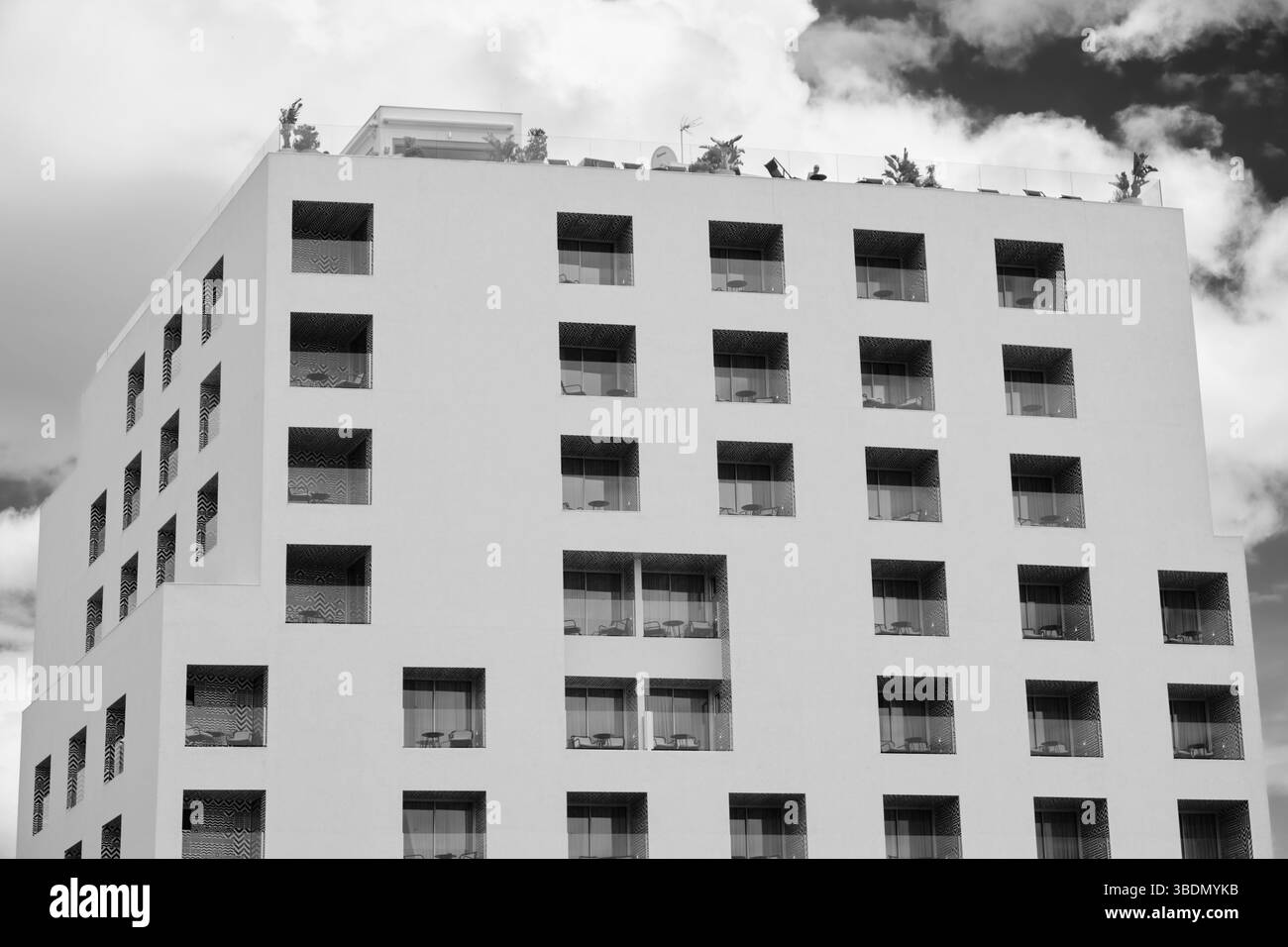 Málaga, Espagne - 17 avril 2025 : Hôtel quatre étoiles H10 Croma Malaga conçu par le prestigieux architecte Rafael Moneo. Banque D'Images