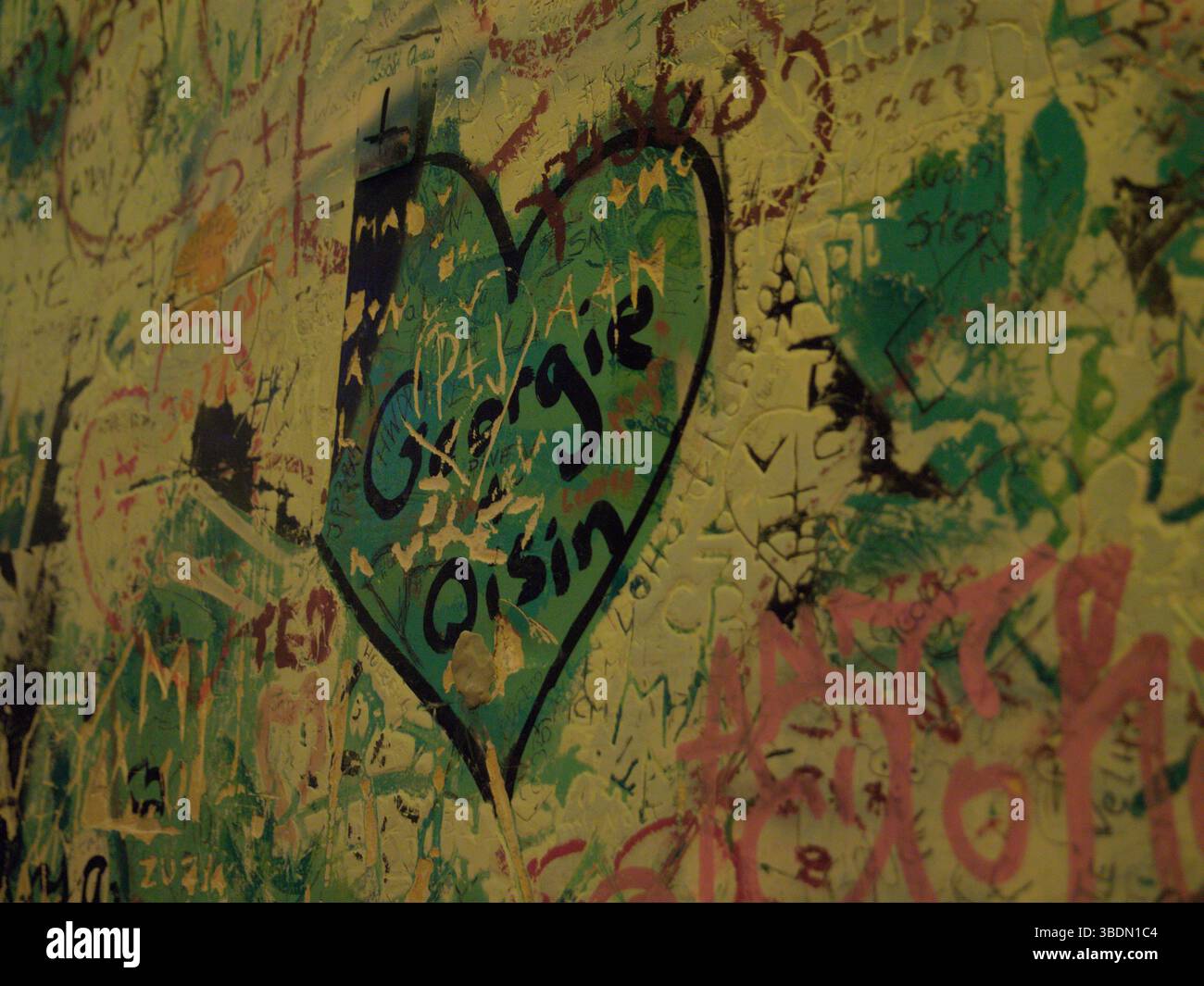 Mur illustré de façon vibrante avec graffiti coeur et griffonnages abstraits Banque D'Images