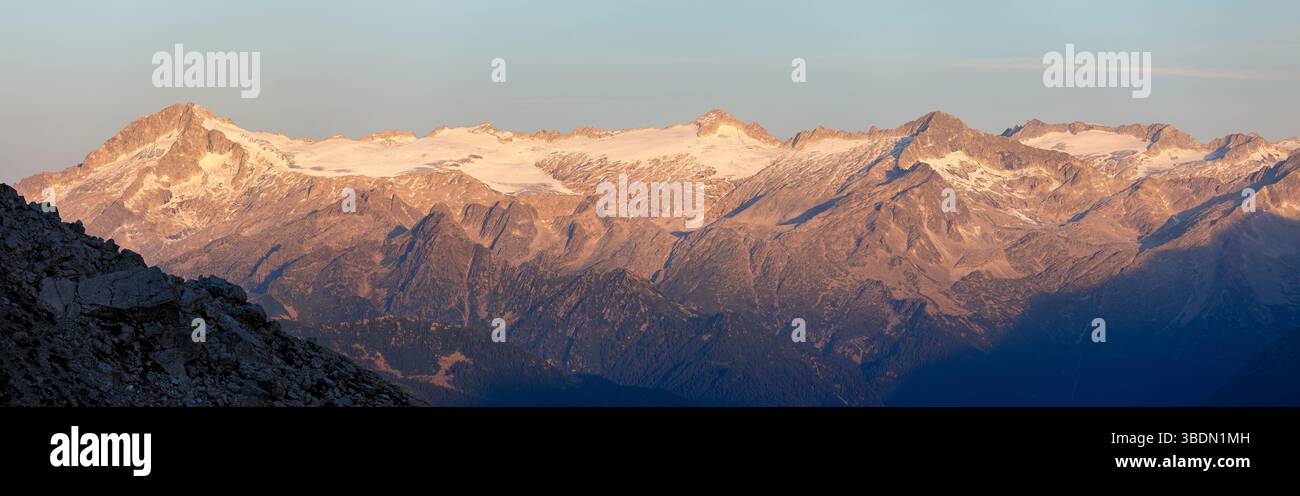 Alpenglow au lever du soleil sur le groupe de montagnes Adamello. Trentin. Alpes italiennes. Europe. Banque D'Images
