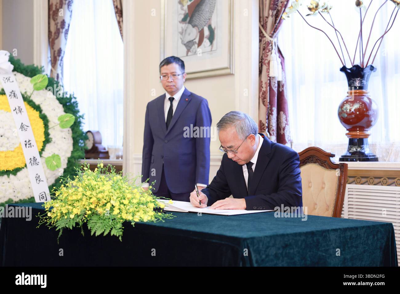 Pékin, Chine. 25 mai 2025. HU Chunhua, vice-président du Comité national de la Conférence consultative politique du peuple chinois, visite l'ambassade du Vietnam en Chine pour pleurer le décès de l'ancien président vietnamien Tran Duc Luong au nom de la partie chinoise à Pékin, capitale de la Chine, le 25 mai 2025. Crédit : Ding Haitao/Xinhua/Alamy Live News Banque D'Images