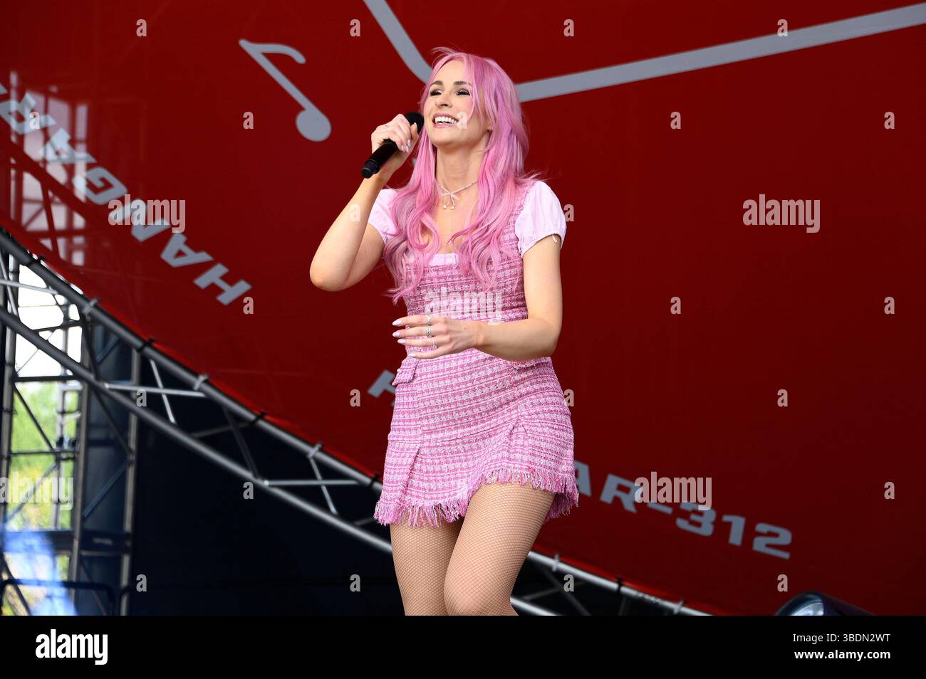 Undine Lux beim Schlager Radio-Festival 2025 auf dem Gelände vom Hangar-312. Neuruppin, 24.05.2025 *** Undine Lux au Schlager Radio Festival 2025 sur le terrain du hangar 312 Neuruppin, 24 05 2025 Foto :Xn.xKubelkax/xFuturexImagex schlagerfestival_5537 Banque D'Images