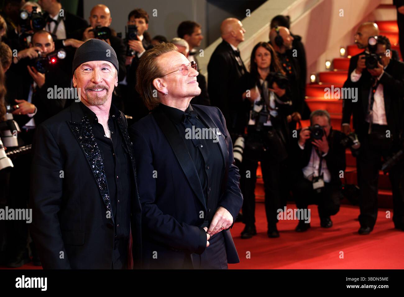 Bono et David Howell Evans de U2 lors de la première du documentaire 'Bono : Stories of Surrender' pendant le Festival de Cannes 2025. Banque D'Images