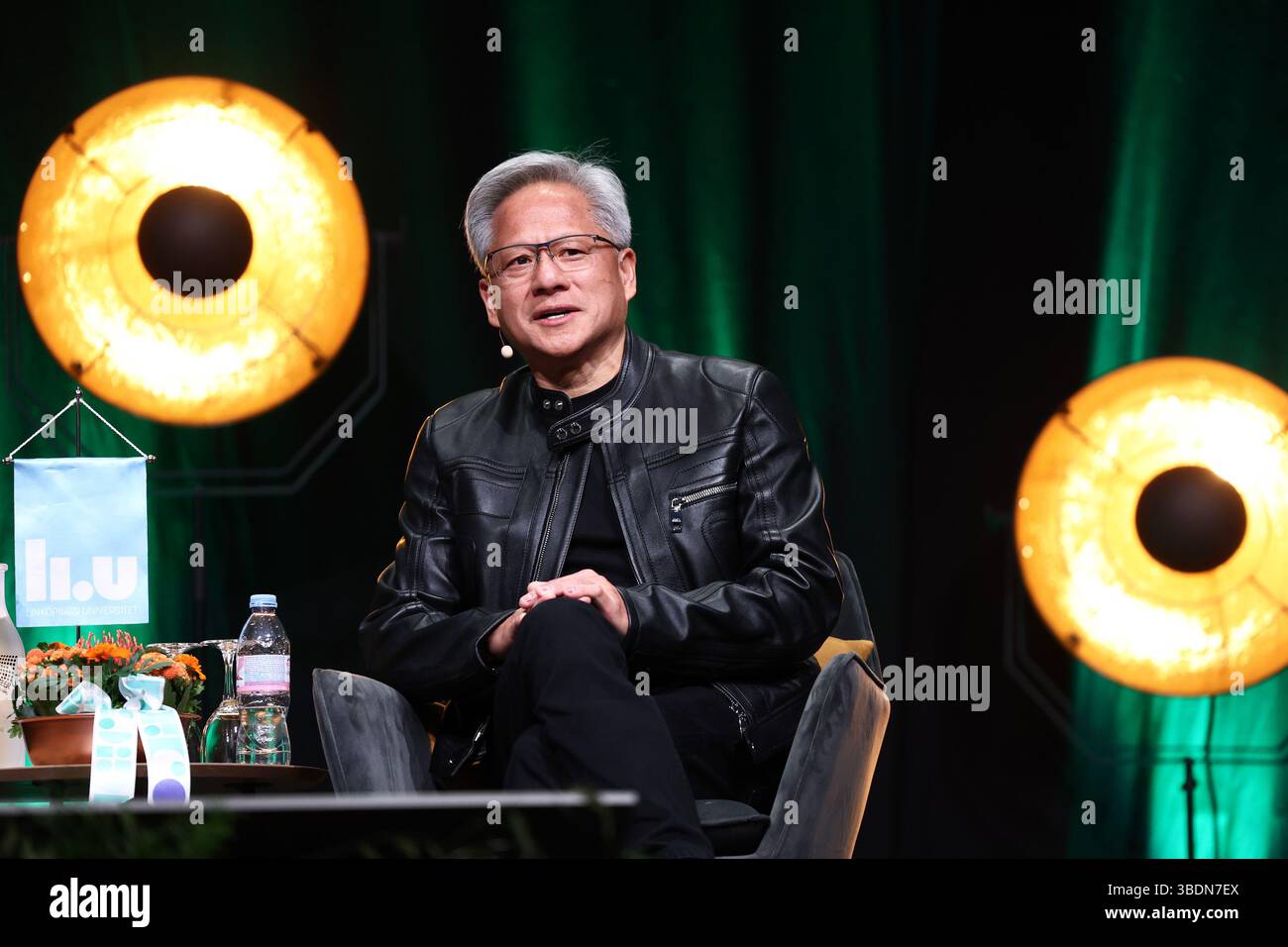 Norrköping, Suède. 25 mai 2025. Discussion Fireside sur l'IA avec le docteur honoraire Jensen Huang, co-fondateur et PDG de NVIDIA, le premier fournisseur mondial d'ordinateurs pour l'IA, lors des célébrations académiques de samedi à Norrköping, en Suède. Les célébrations académiques de ce printemps auront lieu le 23-24 mai, dans le cadre des festivités du 50e anniversaire de l'Université Linköping. Crédit : Jeppe Gustafsson/Alamy Live News Banque D'Images