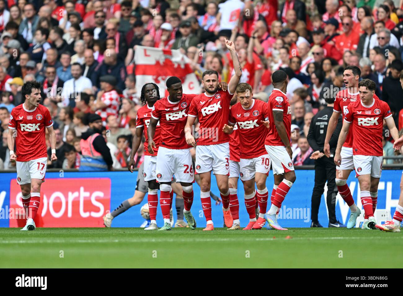LONDRES, Royaume-Uni - 25 mai 2025 : Macauley Gillesphey célèbre avoir donné à ses côtés la finale des Play-Off de League One Charlton Athletic contre Leyton Orient Credit Keith Gillard/Alamy Live News Banque D'Images