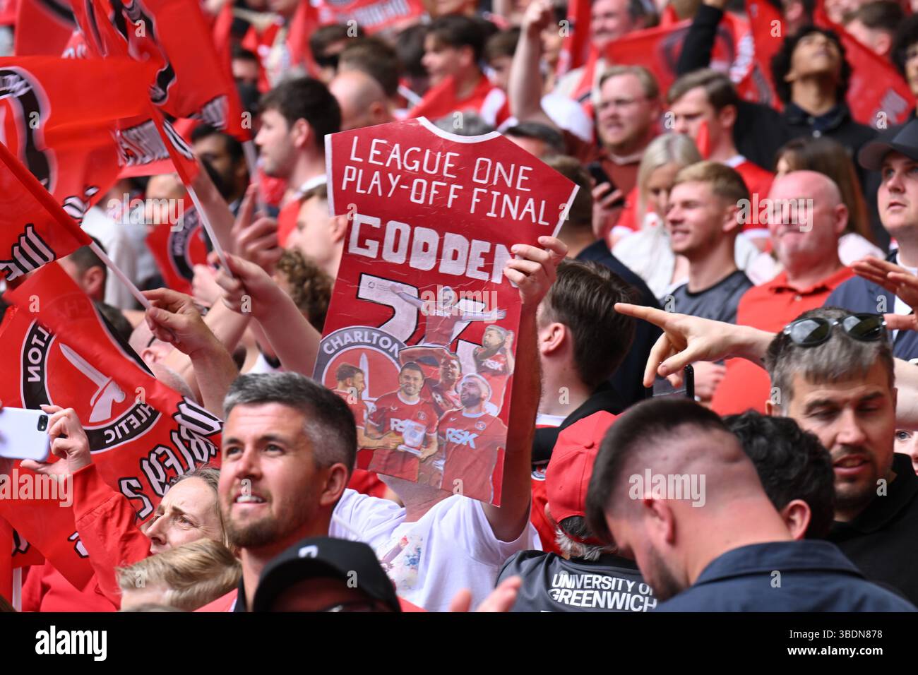 LONDRES, Royaume-Uni - 25 mai 2025 : Charlton Athletic fans League One Play-Off final Charlton Athletic v Leyton Orient Credit Keith Gillard/Alamy Live News Banque D'Images