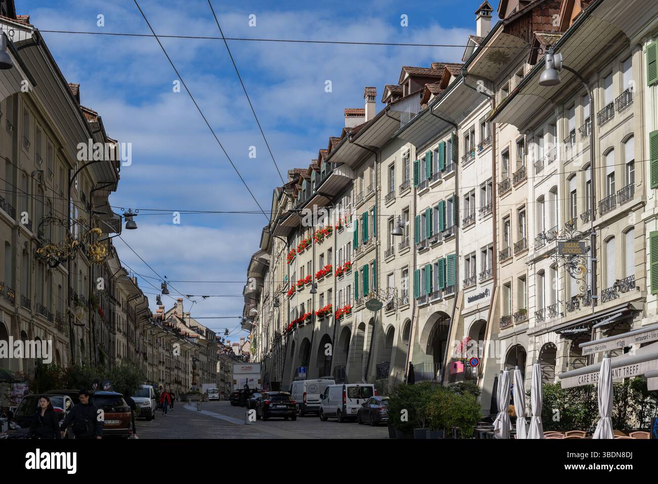 Berne, Suisse - 2 octobre 2024 - bâtiments de la rue principale Gerechtigkeitsgasse dans la vieille ville,. Banque D'Images