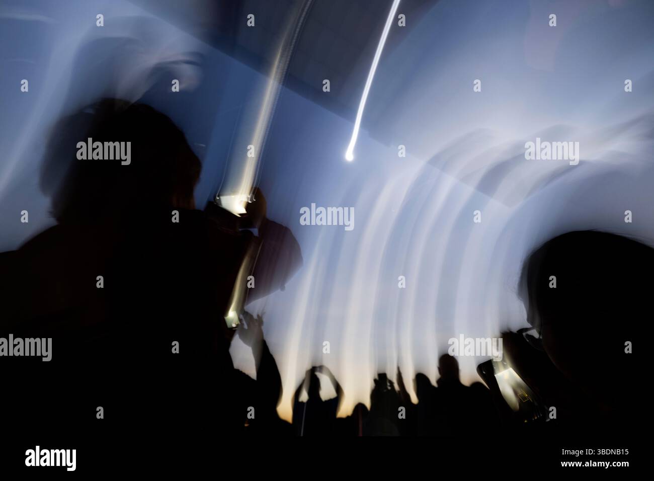 INDIANAPOLIS, États-Unis - 08 avril 2024 - les personnes regardant une éclipse solaire totale vue depuis Indianapolis, Indiana, États-Unis le lundi 8 avril 2024. Un sol total Banque D'Images