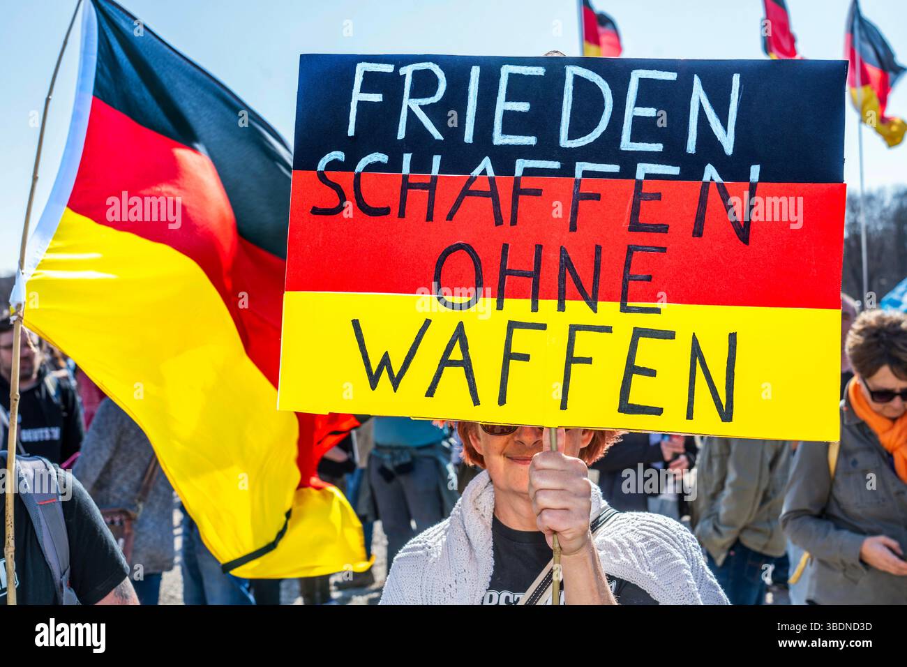 Rechte Demo Gemeinsam für Deutschland, Demonstranten mit Friedensplakaten und Deutschlandfahnen, Theresienwiese, München, 22. März 2025 Deutschland, München, 22. März 2025, rechte Demo unter dem motto Gemeinsam für Deutschland auf der Theresienwiese, Demonstrierende mit Friedensplakaten und Deutschlandflagge, slogan : Frieden schaffen ohne Waffen, CA. 250 Teilnehmer, Samstag ab 14 Uhr, Politik, Bayern, *** manifestation de droite ensemble pour l'Allemagne, manifestants avec des drapeaux de paix et drapeaux allemands, Theresienwiese, 22 mars 2025, Munich Munich, 22 mars 2025, manifestation de droite Banque D'Images