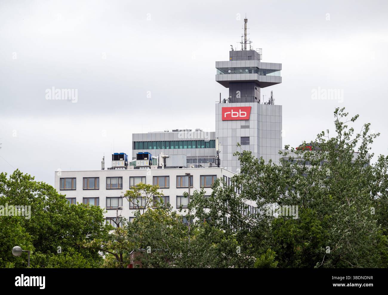 Berlin, Allemagne. 25 mai 2025. Le bâtiment Rundfunk Berlin Brandenburg (RBB) sur Masurenallee. Le centre de télévision RBB a été construit entre 1965 et 1970 pour le diffuseur SFB Credit : Soeren Stache/dpa/ZB/dpa/Alamy Live News Banque D'Images