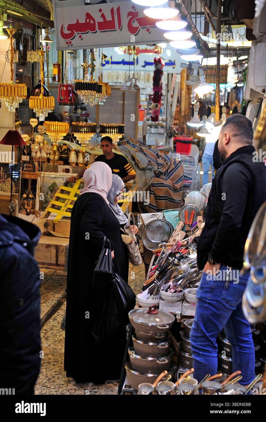 Les femmes achètent des articles ménagers dans le souk de Bassorah, en Irak Banque D'Images
