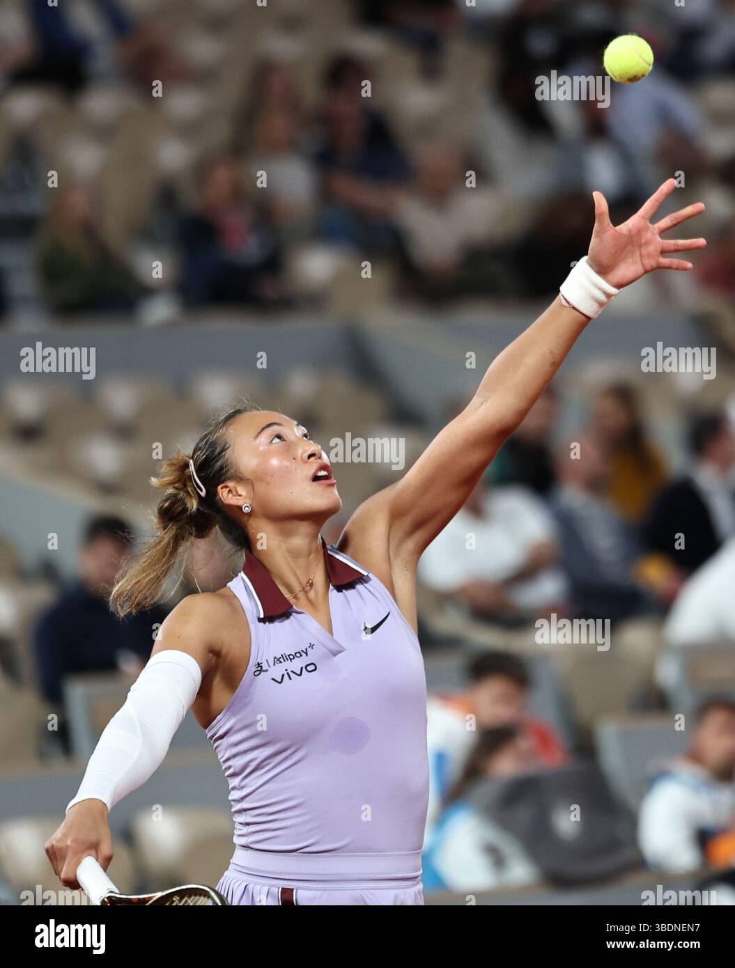 Paris, France. 25 mai 2025. Zheng Qinwen sert lors du match de premier tour féminin entre Anastasia Pavlyuchenkova de Russie et Zheng Qinwen de Chine lors de l'Open de France à Roland Garros, Paris, France, le 25 mai 2025. Crédit : Li Jing/Xinhua/Alamy Live News Banque D'Images