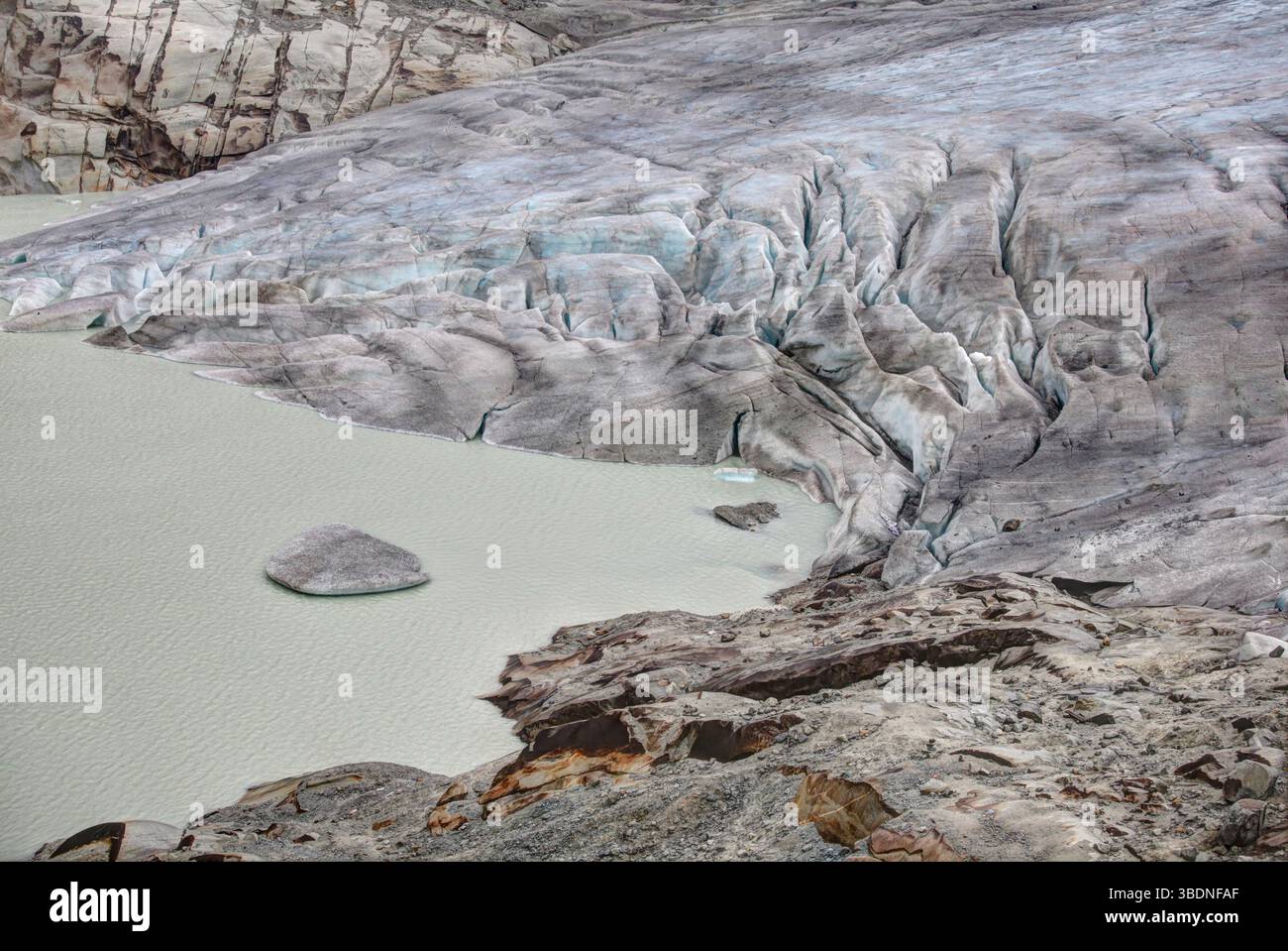 Les glaciers avancent toujours. Ce sont leurs marges qui se fondent. Le glacier du Rhône en 2015. La couverture de toile est une tentative de ralentir la retraite. Banque D'Images