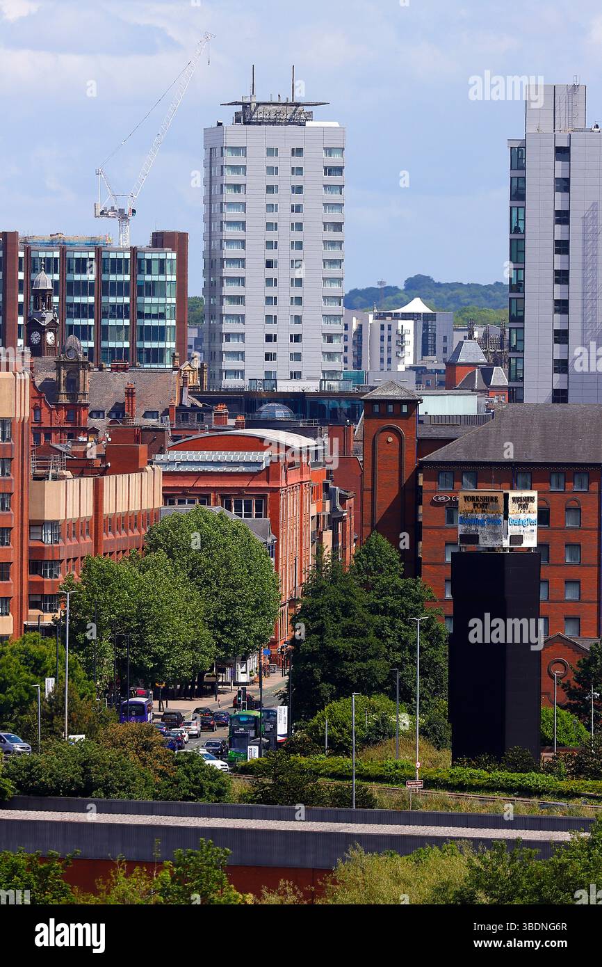 Vue sur Wellington Street et l'ancienne tour de l'horloge Yorkshire Post dans le centre-ville de Leeds. Banque D'Images