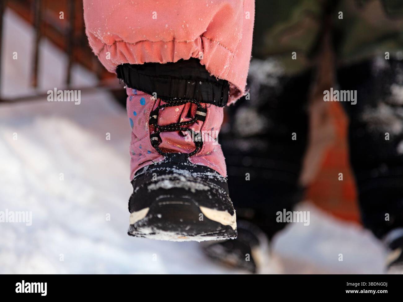 Photo en gros plan d'une personne portant des bottes d'hiver dans un cadre extérieur Banque D'Images