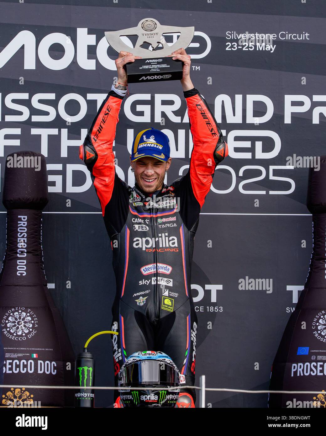 TOWCESTER, ROYAUME-UNI. Mai 25 : Marco Bezzecchi (#mb72, Italie) d'Aprilia Racing célèbre sa victoire dans la course MotoGP de dimanche lors du Grand Prix de Tissot du Royaume-Uni 2025 sur le circuit de Silverstone le samedi 25 mai 2024 à TOWCESTER, ANGLETERRE. Crédit : Taka G Wu/Alamy Live News Banque D'Images