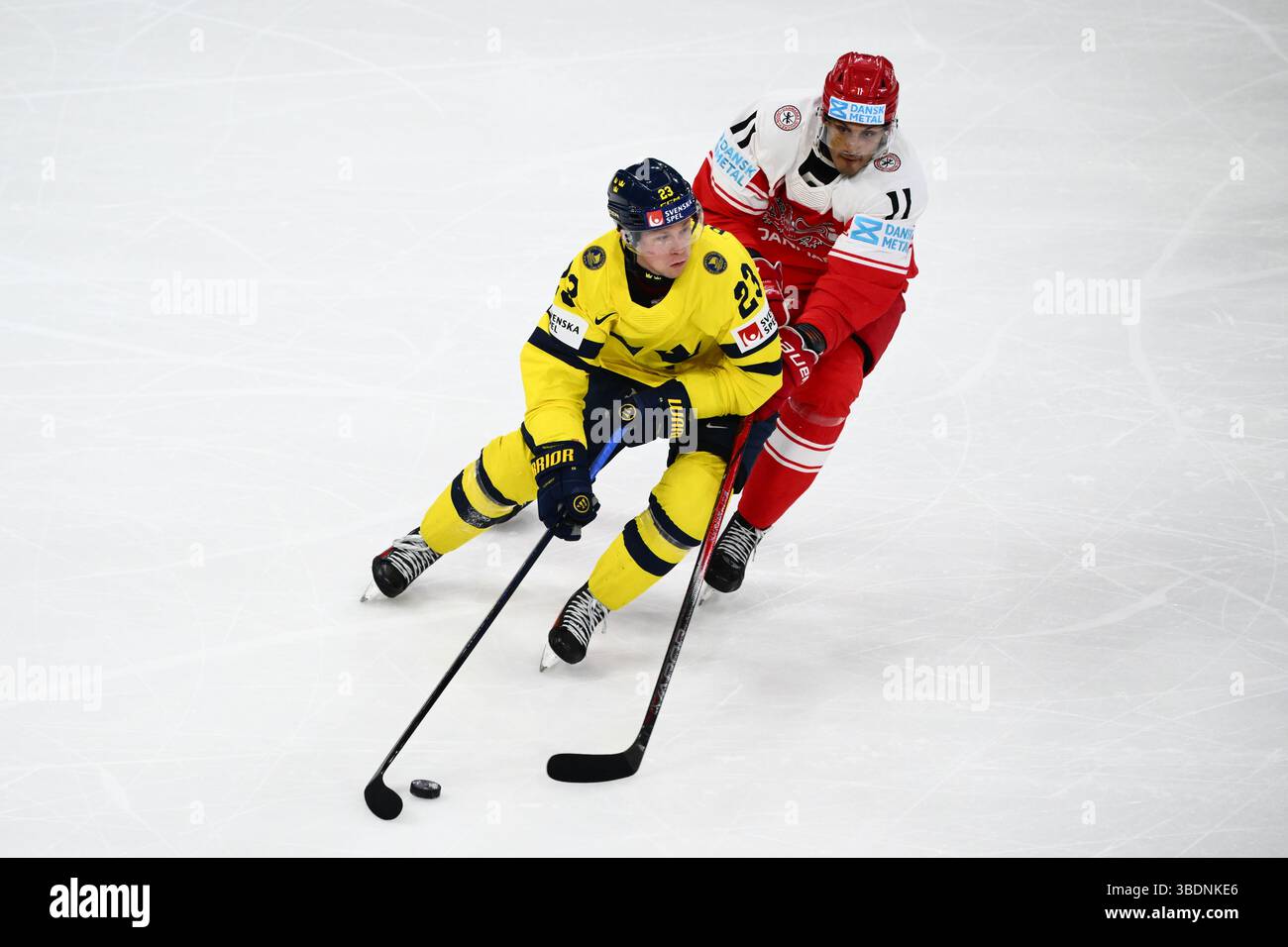 Stockholm, Suède. 25 mai 2025. De gauche à droite Lucas Raymond, de Suède, et Alexander True, du Danemark, en action lors du troisième match de finale Suède vs Danemark au Championnat mondial de hockey sur glace 2025 de l’IIHF à Stockholm, en Suède, le 25 mai 2025. Crédit : Ondrej Deml/CTK photo/Alamy Live News Banque D'Images
