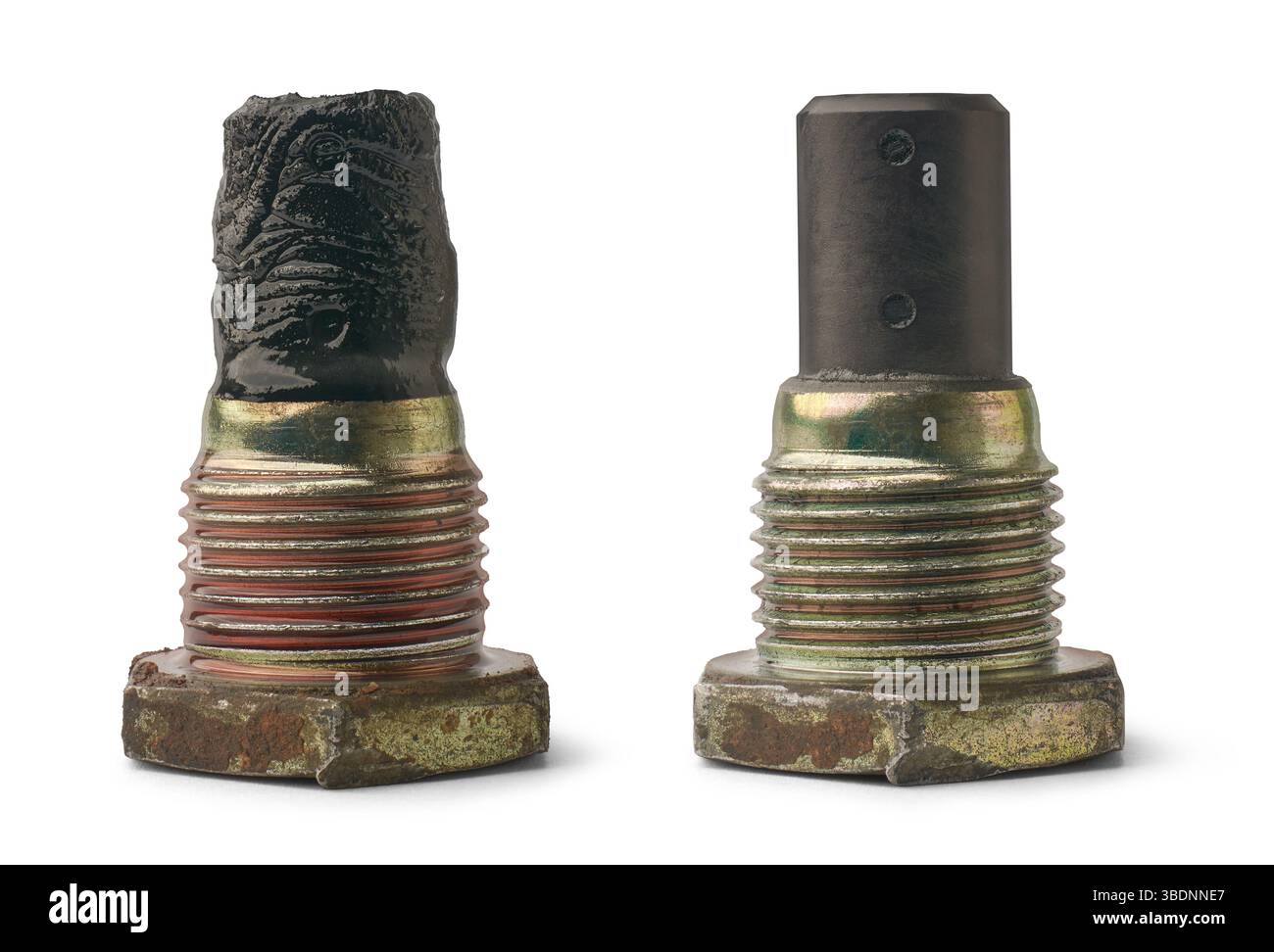 gros plan de la vis de vidange de la transmission automatique avec fond blanc isolé à pointe magnétique, boue collectée, particules métalliques noires ou copeaux Banque D'Images