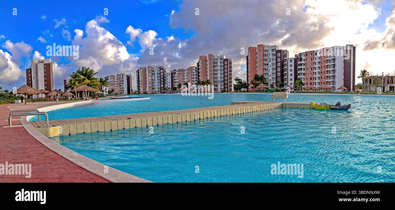 Dream Lagoons, Cancun, Mexique - 23 février 2019 : un grand lagon est entouré d'immeubles d'appartements, offrant aux résidents une expérience de plage. Banque D'Images
