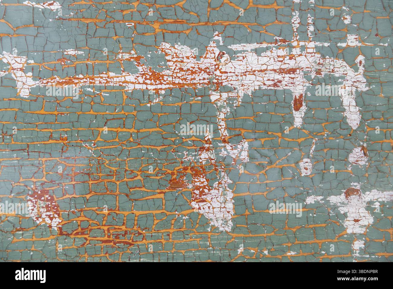 Peeling vert, rouge, blanc et marron clair peinture sur planche de bois Banque D'Images