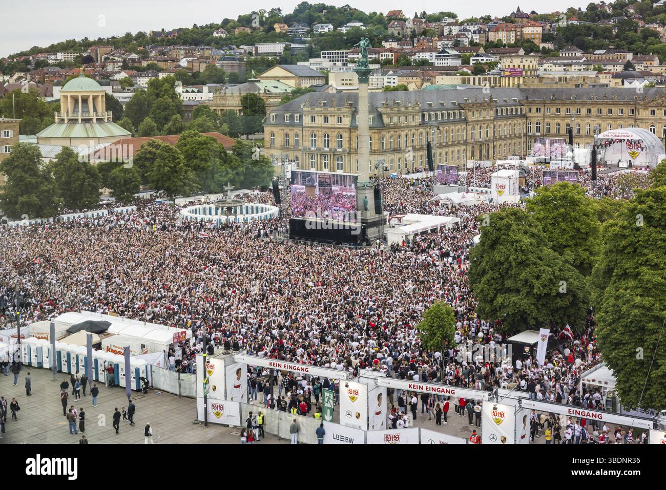 Visionnement public sur la Schlossplatz avec 35 000 spectateurs. Ils saluent la victoire 4 :2 de leur VfB Stuttgart contre Arminia Bielefeld en DFB Cup Banque D'Images